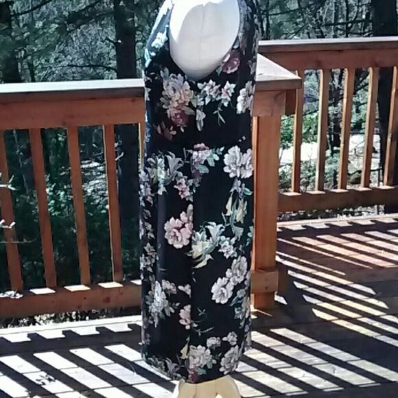 En Focus Dark Floral Dress - Picture 3 of 8